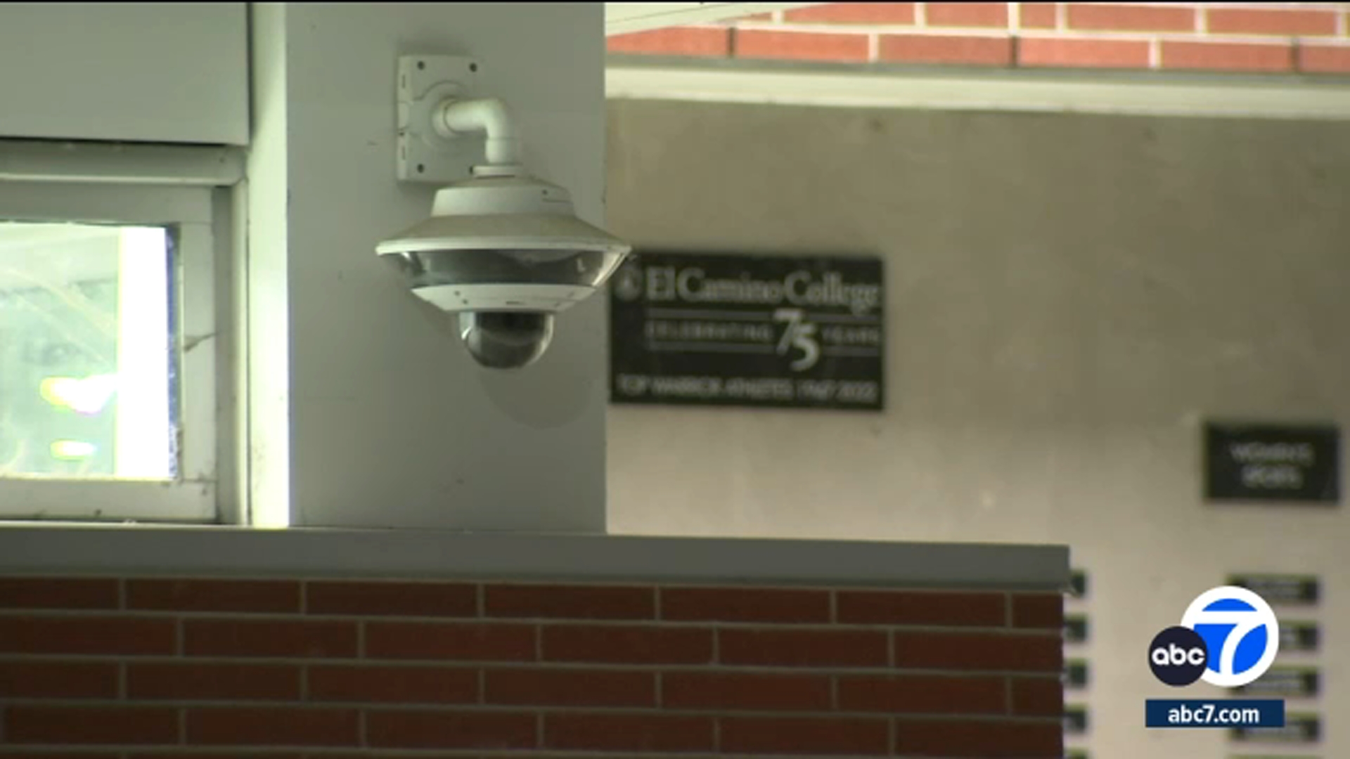 Asesinan a mujer con un mazo en El Camino College en Torrance