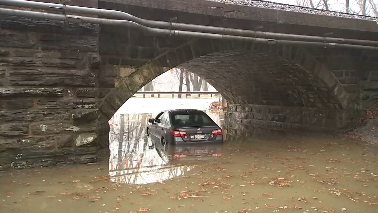 Section of Kelly Drive closed along Schuylkill River due to flooding