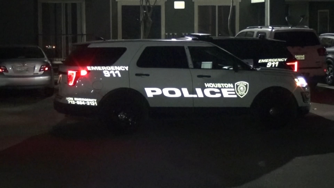 Man shot at Houston apartment complex on Greens Road knocked on doors for help before dying