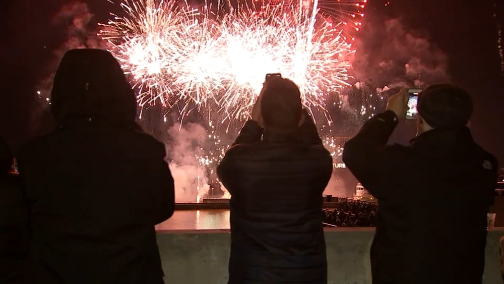 Crowds gather at Delaware River waterfront to ring in 2024