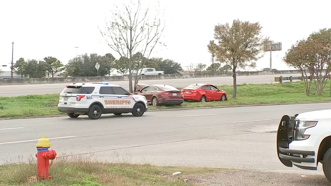 Car crash ends with driver being shot near East Fwy, deputies say
