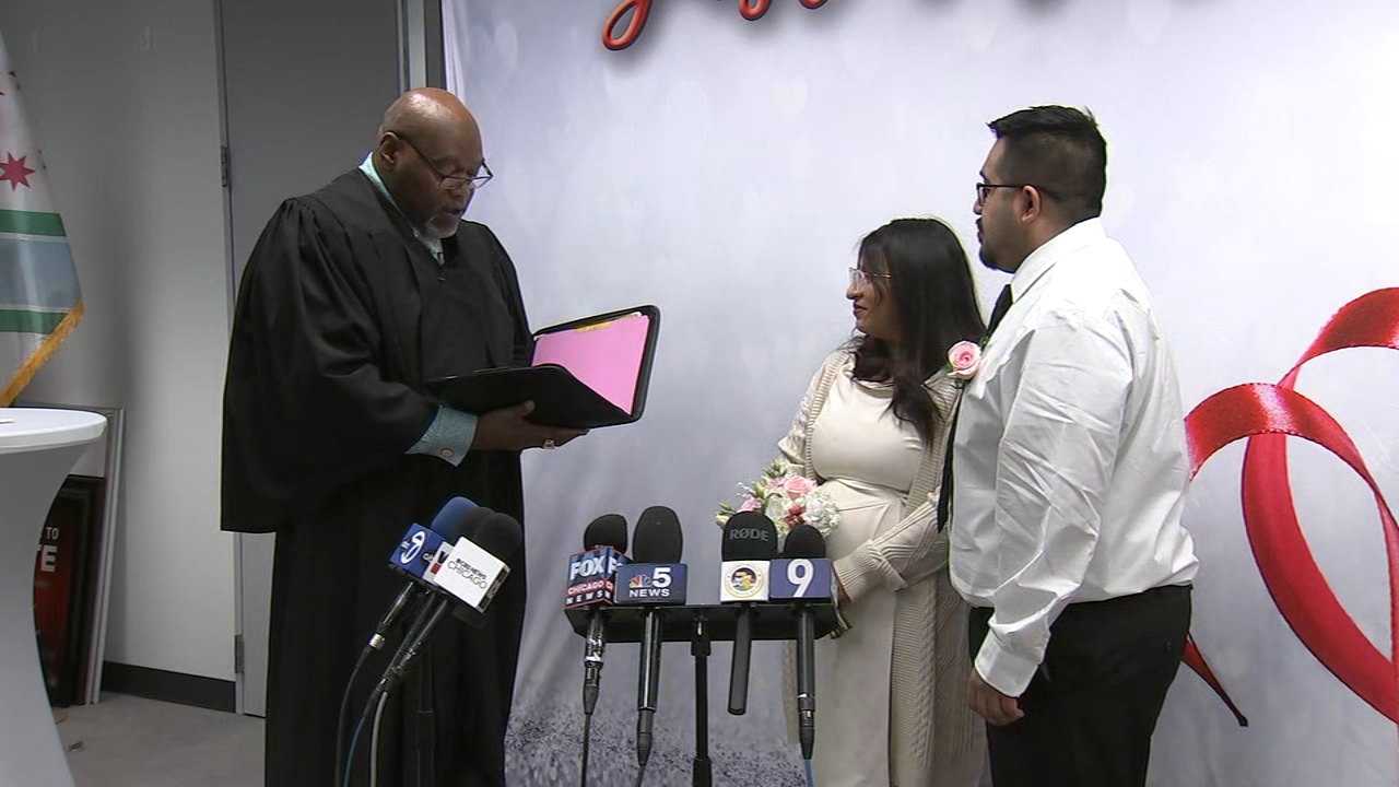 Chicago couple 1st to be married this year in Cook County