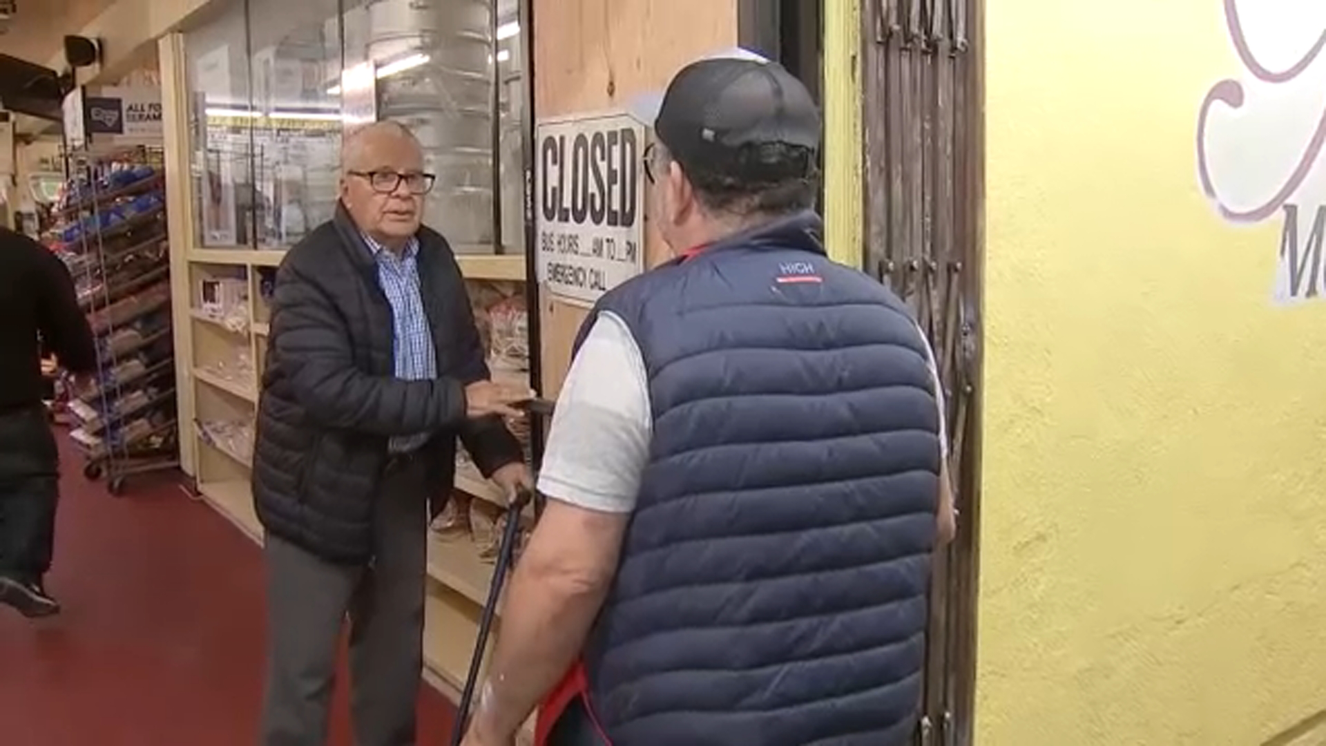 Panadería mexicana en Compton reabre tras robo en grupo