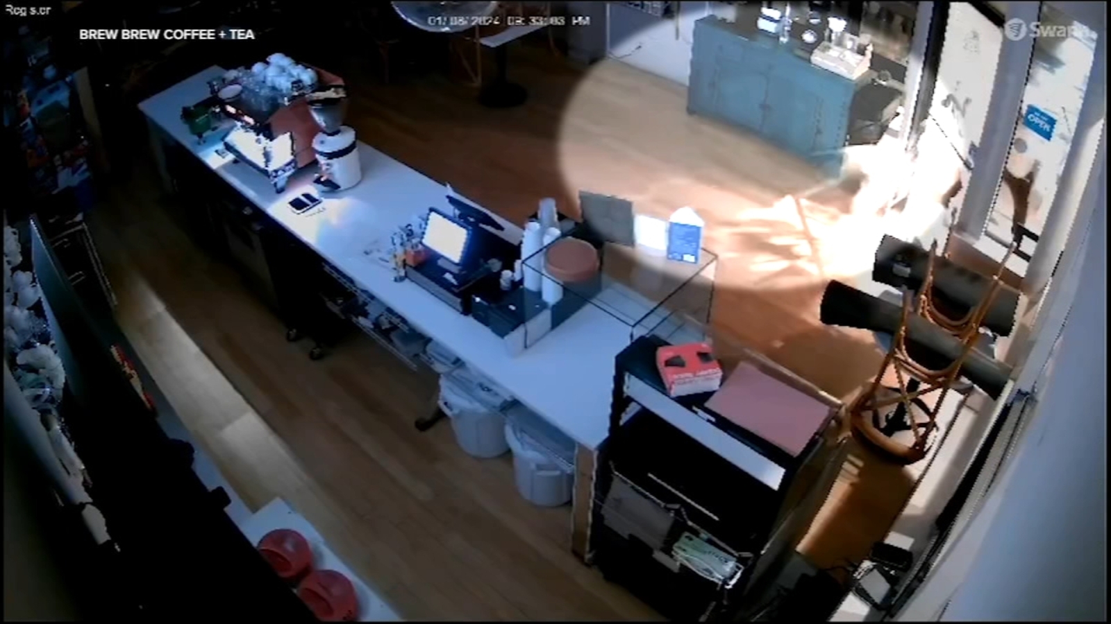Chicago smash and grab: Logan Square burglary caught on camera at Brew Brew Cafe and Tea at 3833 West Diversey Avenue - Vimarsana News