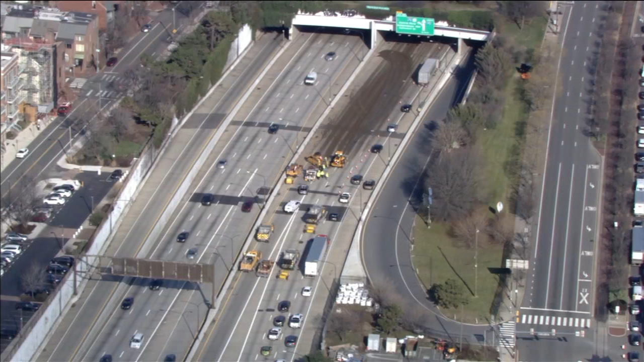 I-95 NB partially closed in South Philadelphia after dump truck spills load of dirt on roadway