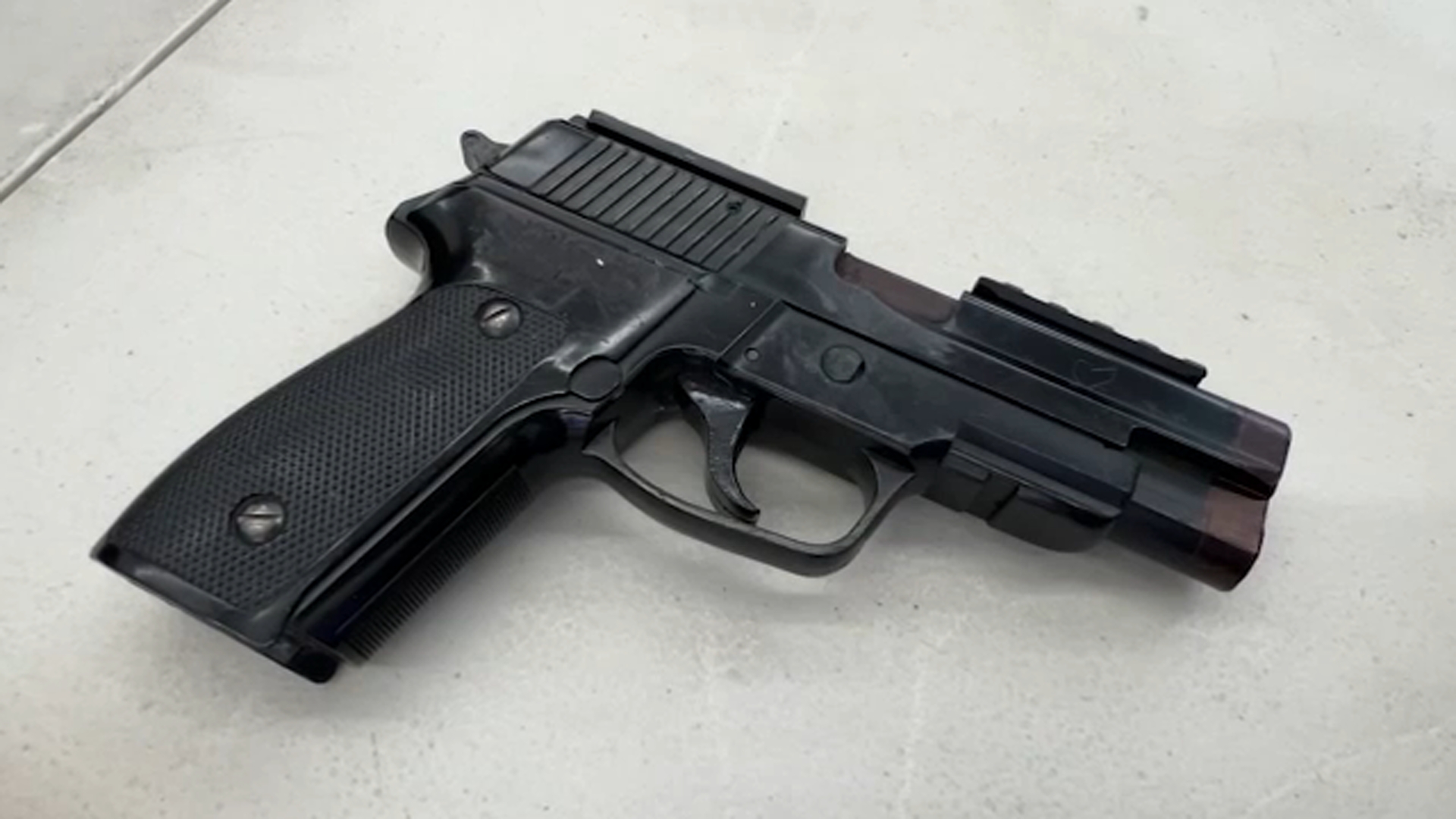 Confiscan 145 armas de fuego en aeropuertos del sur de California