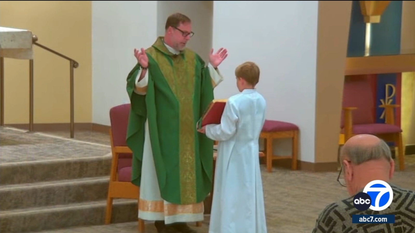 Video shows moment police rush into Saint Joseph Catholic Church in Placentia after receiving reports of gunman in area - Vimarsana News