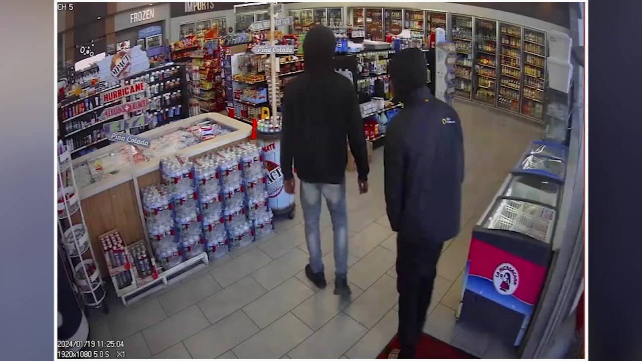Store clerk shot to death while chasing 2 people who stole bag of chips in Humble, employees say