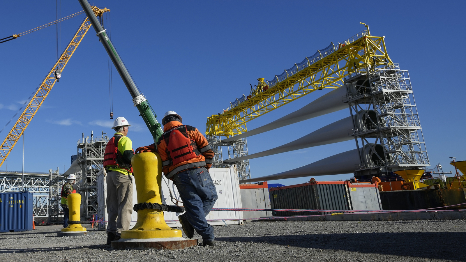 US economy grew at a surprisingly strong 3.3% pace last quarter, pointing to continued resilience