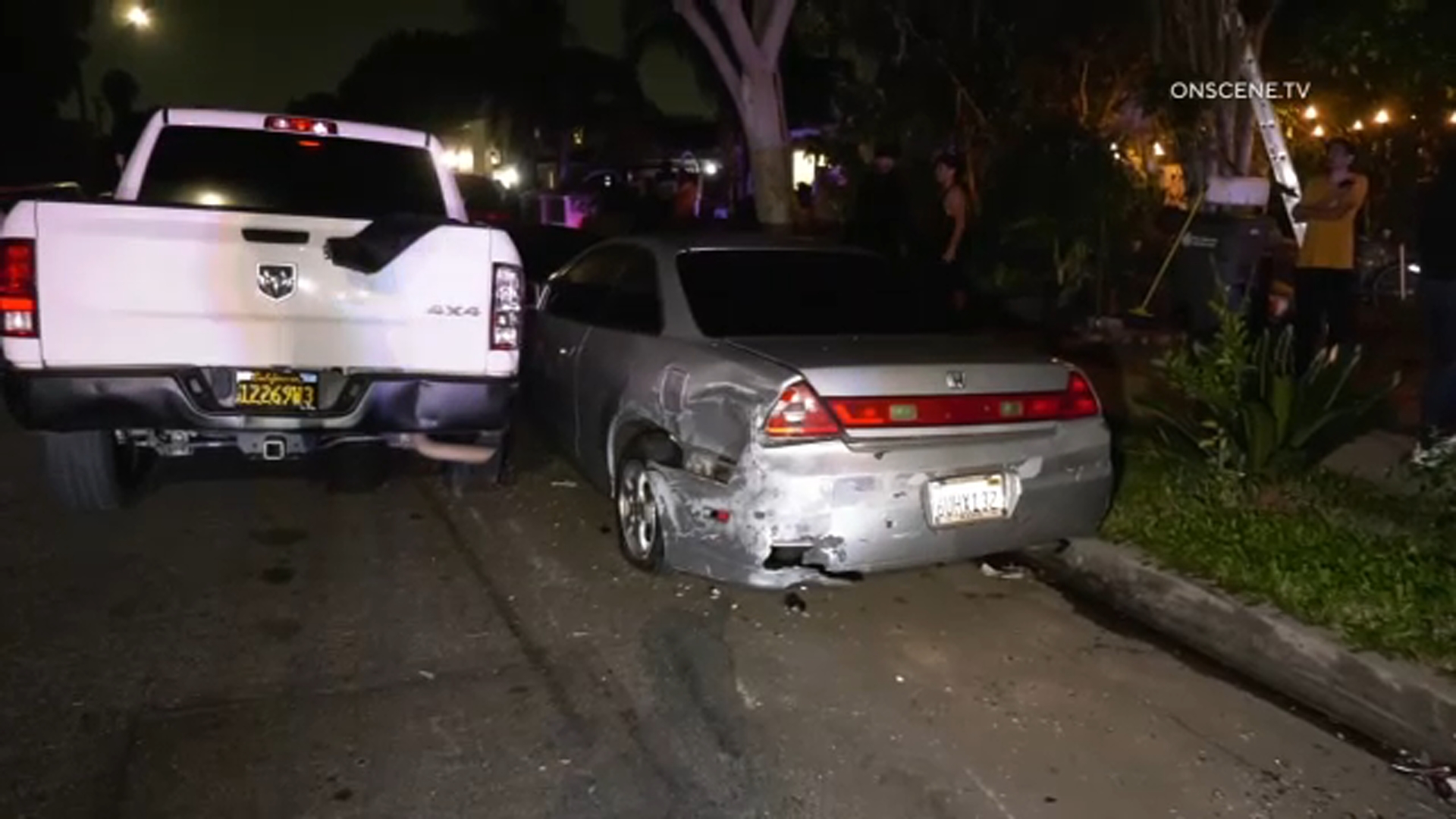 Conductor se estrella contra carros estacionados en Hawaiian Gardens