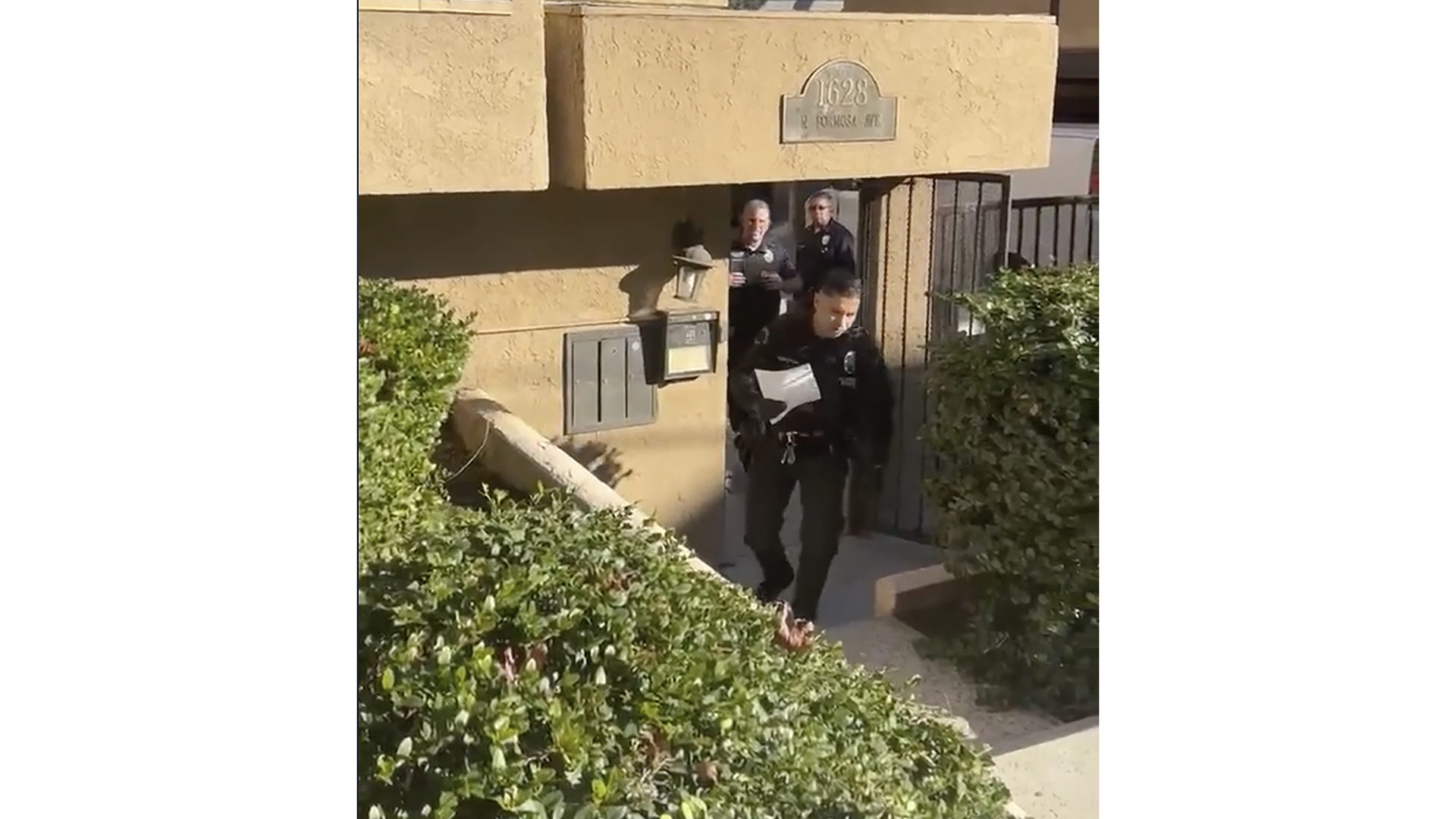 Public when. Люди на улице идут. Public when. Britain mark. Разговор в общественном транспорте.