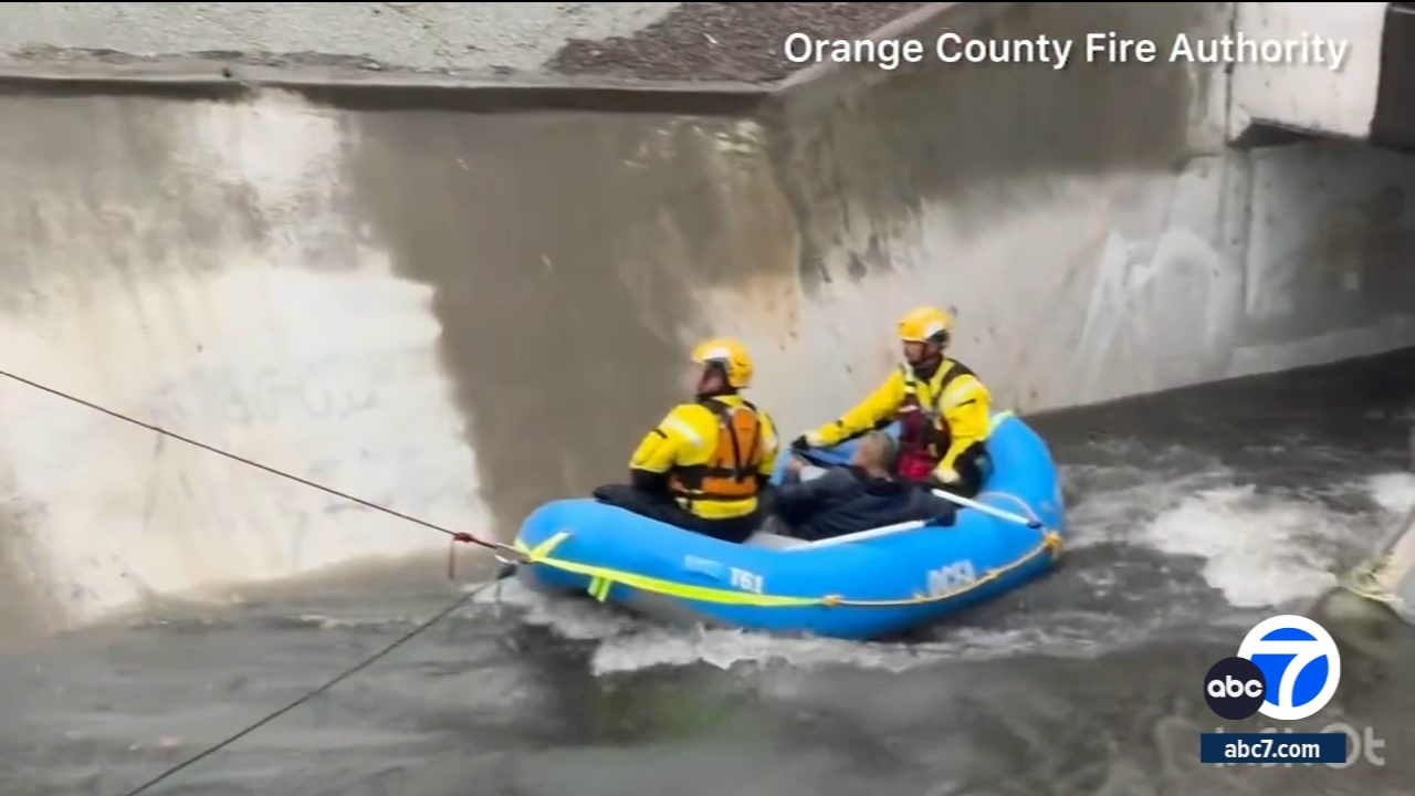 Un hombre es rescatado de un canal en Costa Mesa tras fuertes lluvias