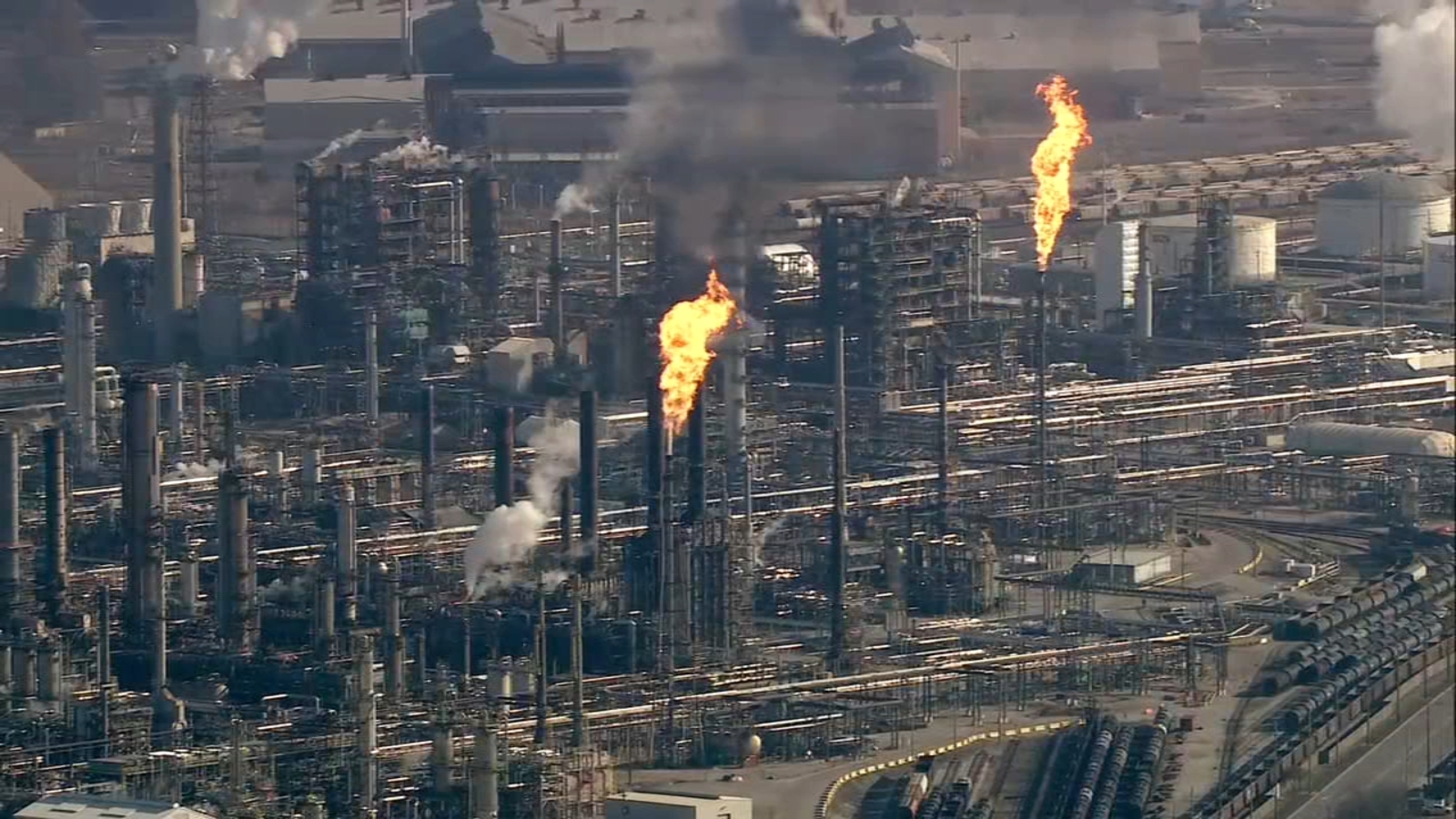 Whiting, Indiana BP oil refinery increases flaring of stacks amid power outage; employees evacuated from Glass House - Vimarsana News