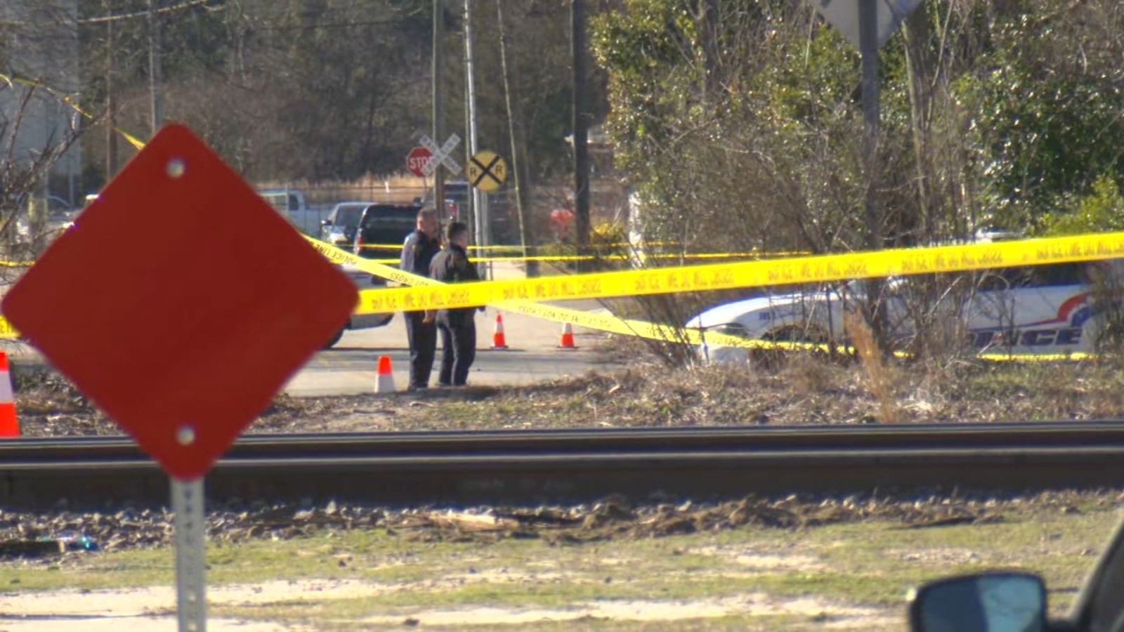 Fayetteville police shooting: Officers shoot CVS robbery suspect during chase along train tracks at Moore Street & Mechanic Street - Vimarsana News