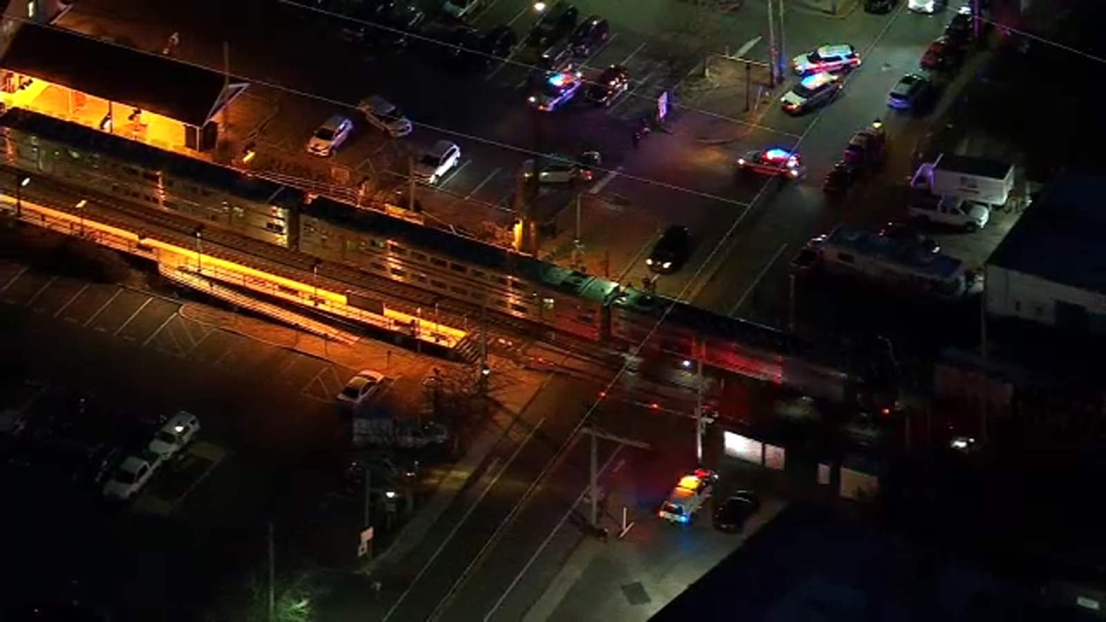 Pedestrian struck by train in Bay Shore causes partial LIRR suspension between Babylon and Patchogue - Vimarsana News