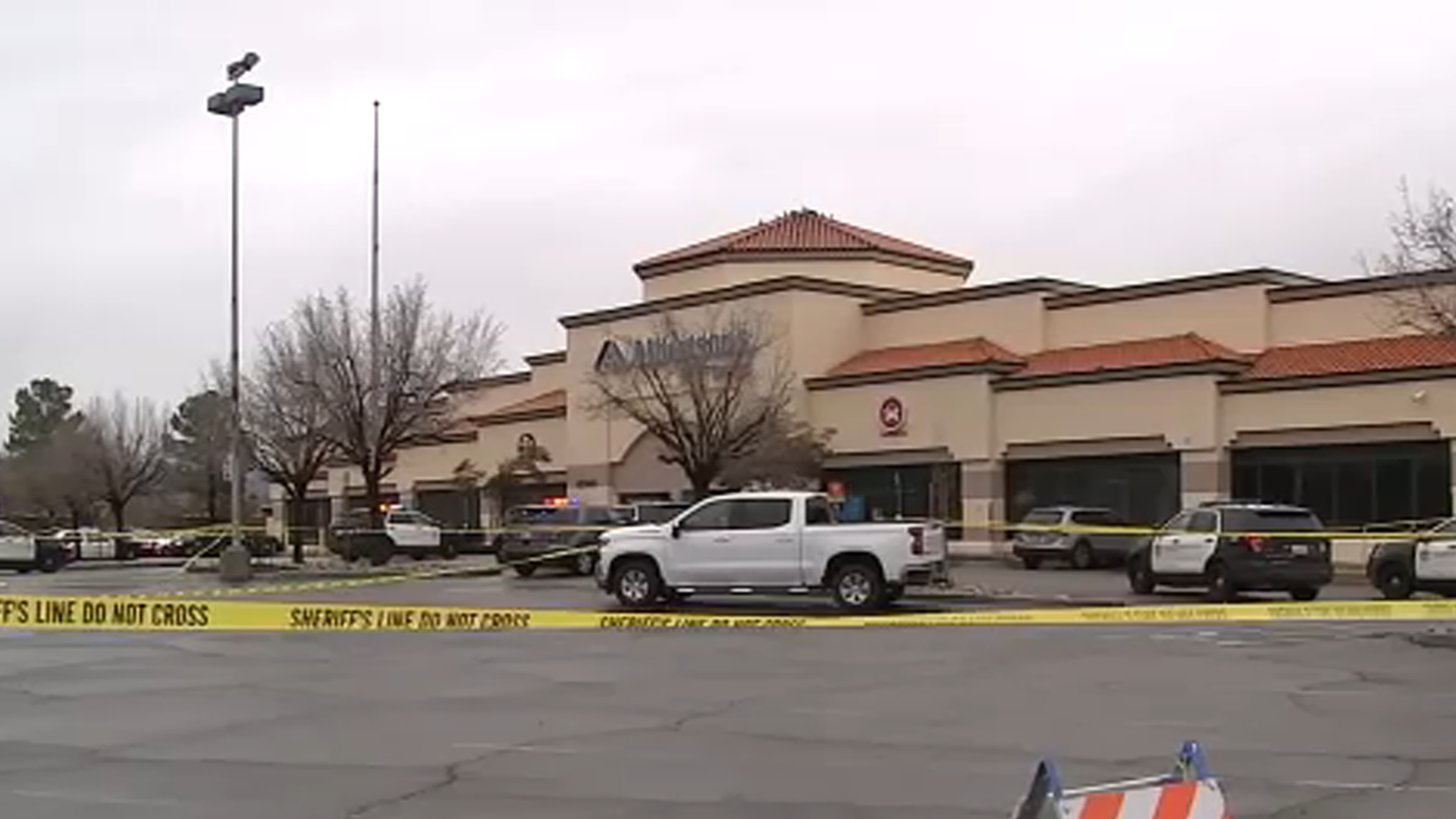 Hombre armado con machete matado a tiros por policía en Albertsons