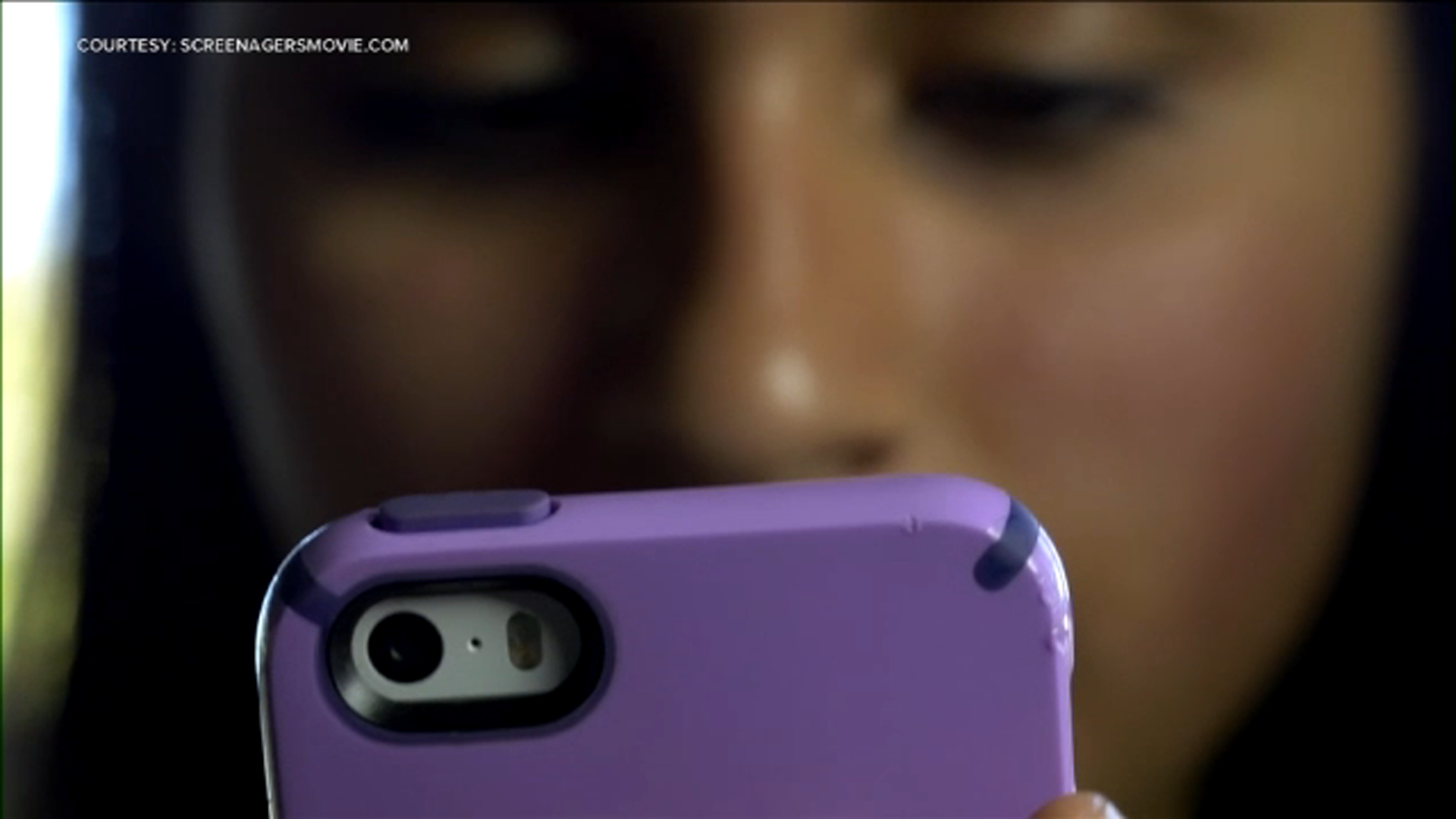 How parents can help kids navigate 'notification overload' on phones