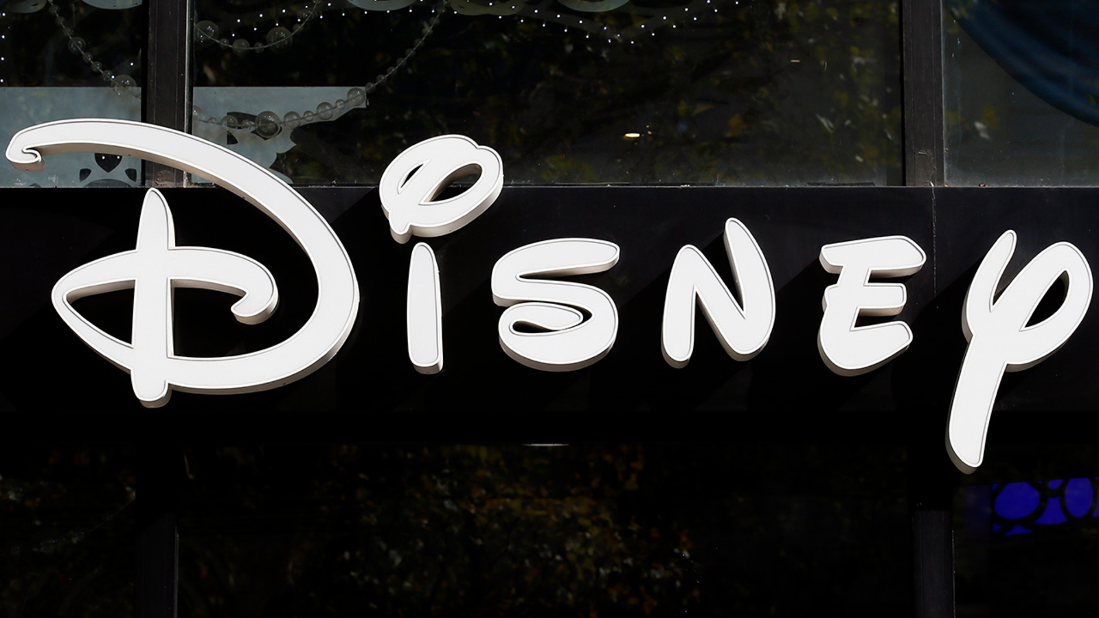 Disney posts solid 1Q results thanks to its theme parks and cost cuts - Vimarsana News