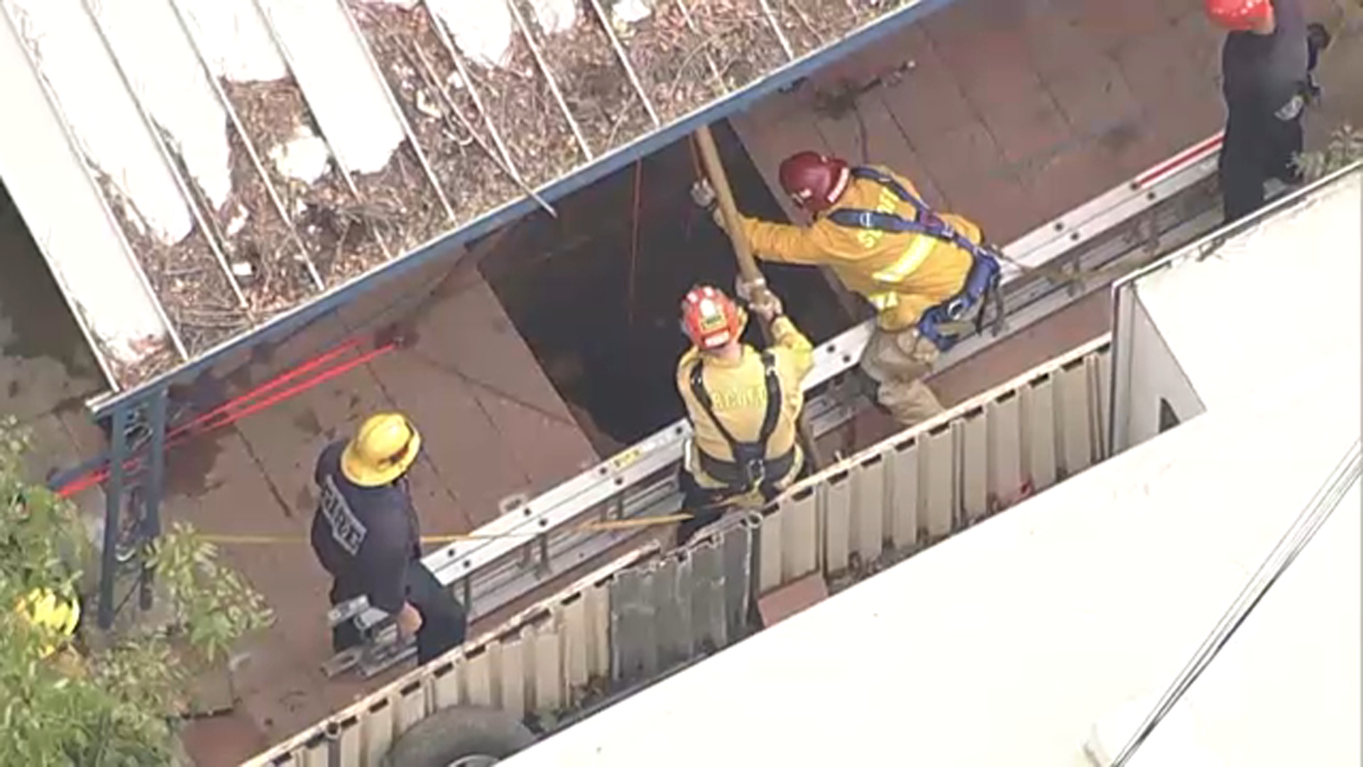 Mujer queda atrapada tras caer a socavón de 25 pies en Fontana