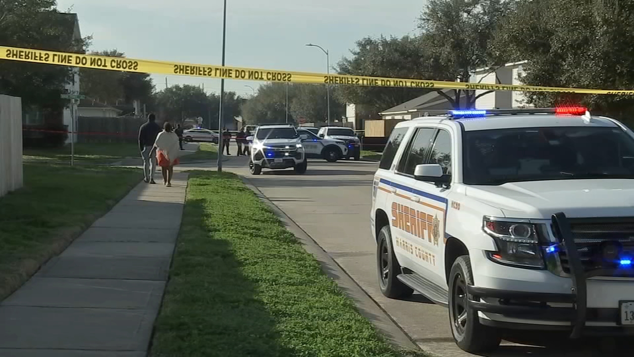 Man found dead on a sidewalk in W. Harris County