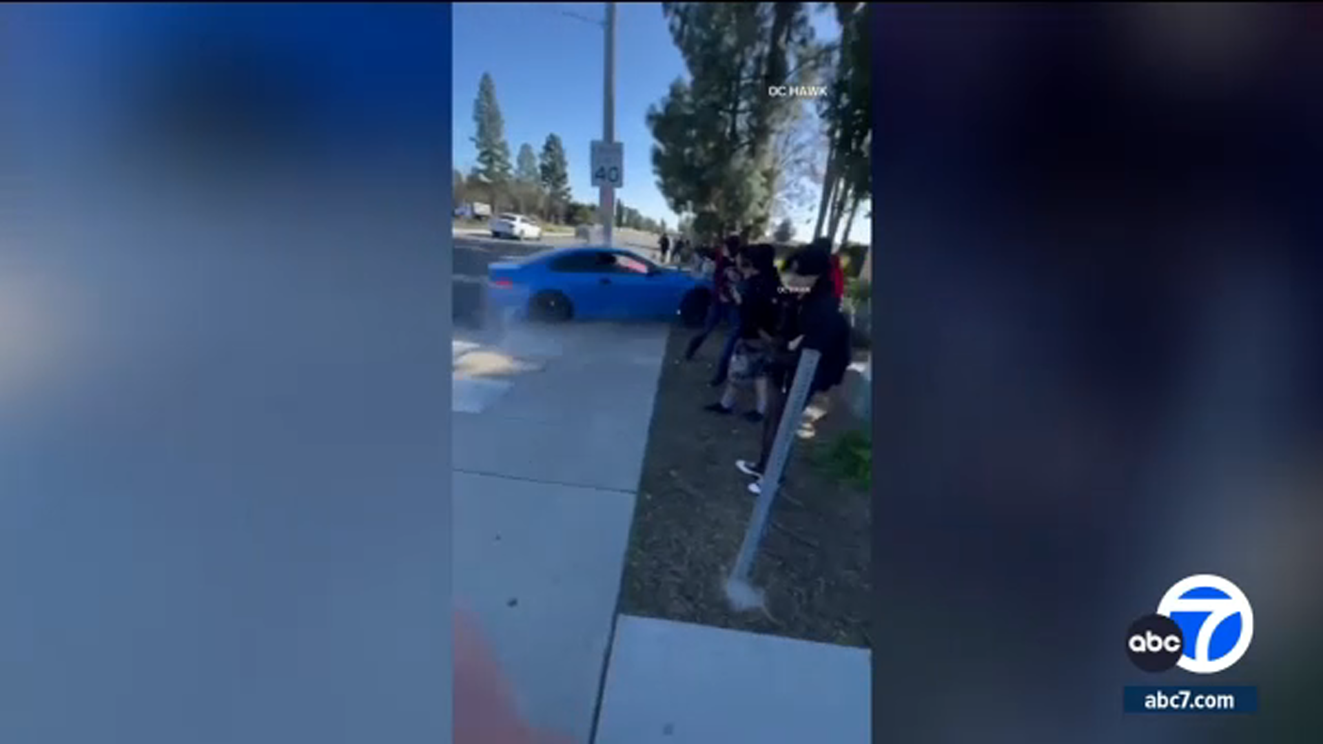 Coche a toda velocidad choca contra estudiantes cerca de una escuela