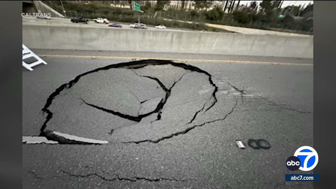 Socavón cierra rampa de autopista 405 en Sepúlveda Pass hasta un mes