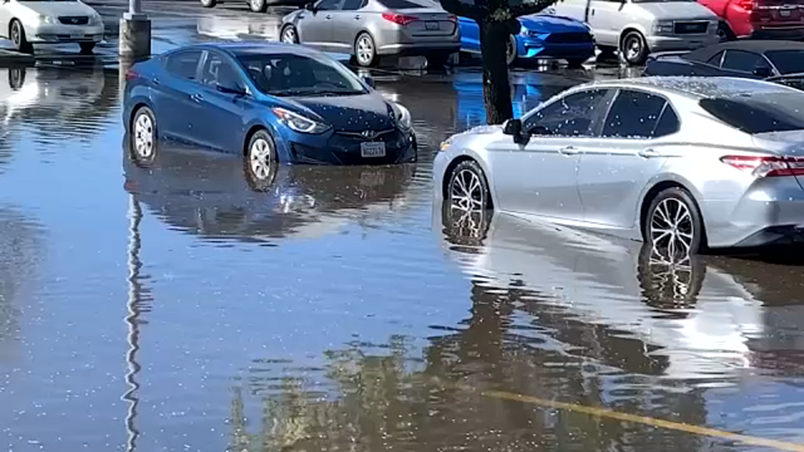 Heavy rain leaves Visalia Mall entrance, parking lot flooded ABC30 Fresno