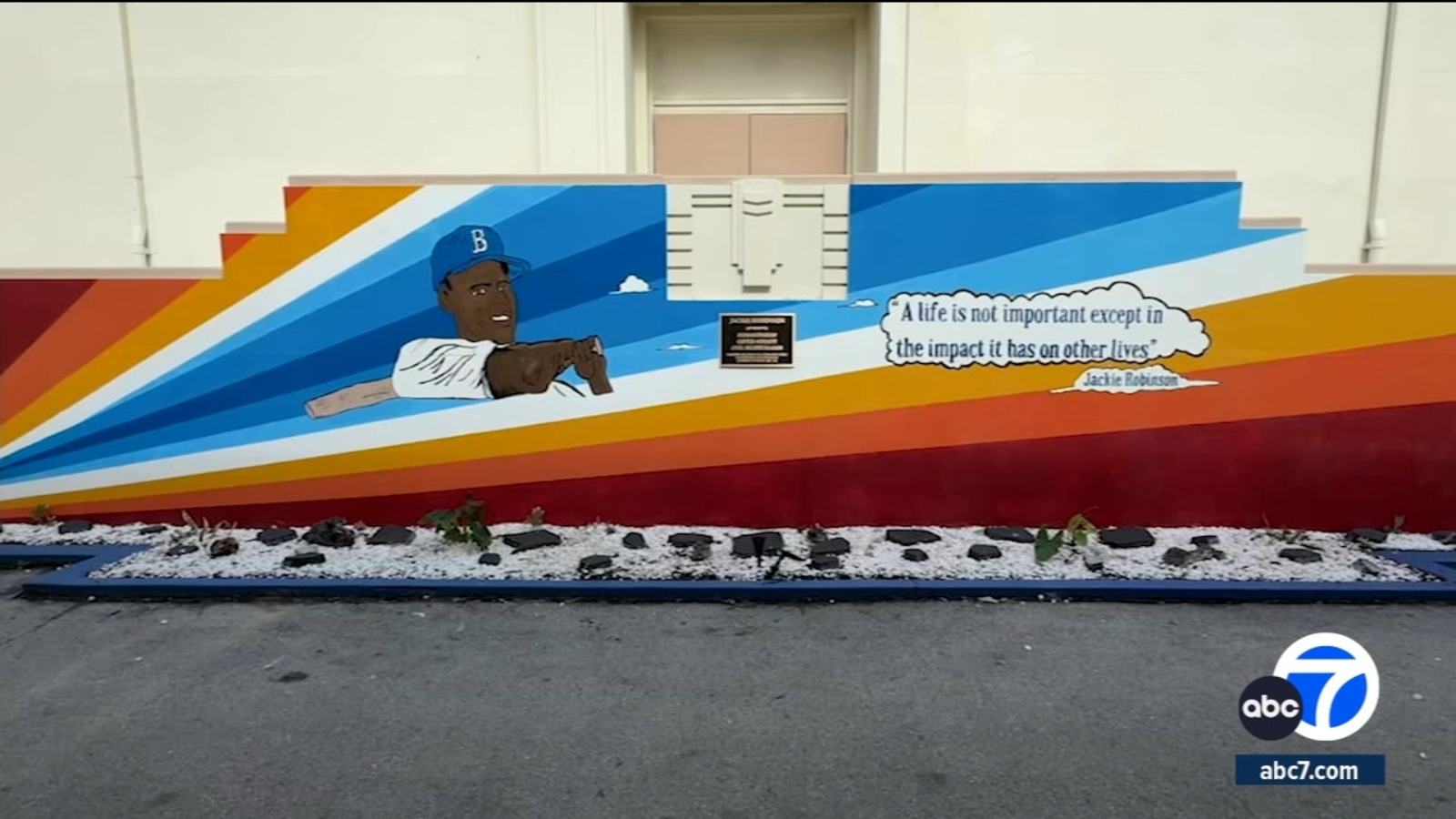 Alma Fuerte Public School in Pasadena honors baseball legend Jackie Robinson - Vimarsana News