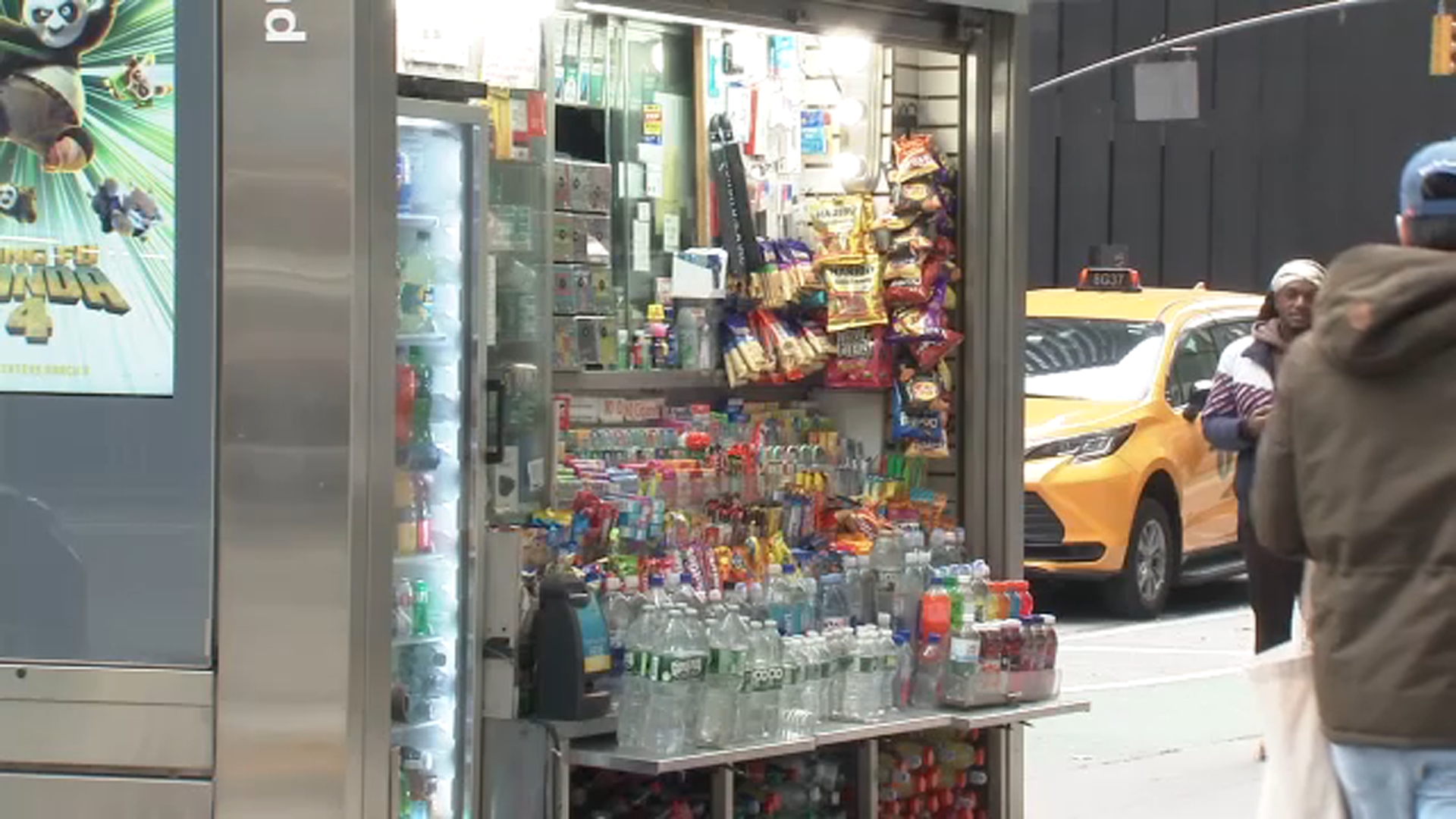 Newsstand owner beaten, robbed of $200 in Midtown Manhattan