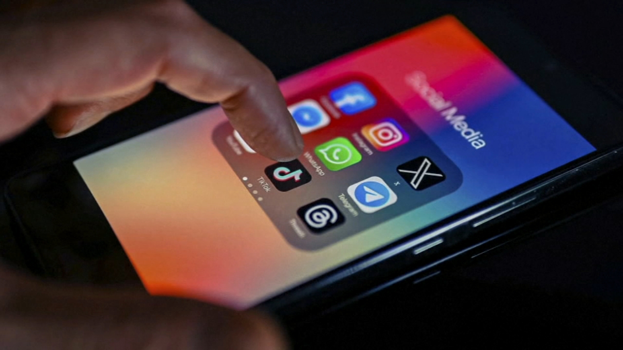 SCOTUS sets rules on public officials blocking social media users