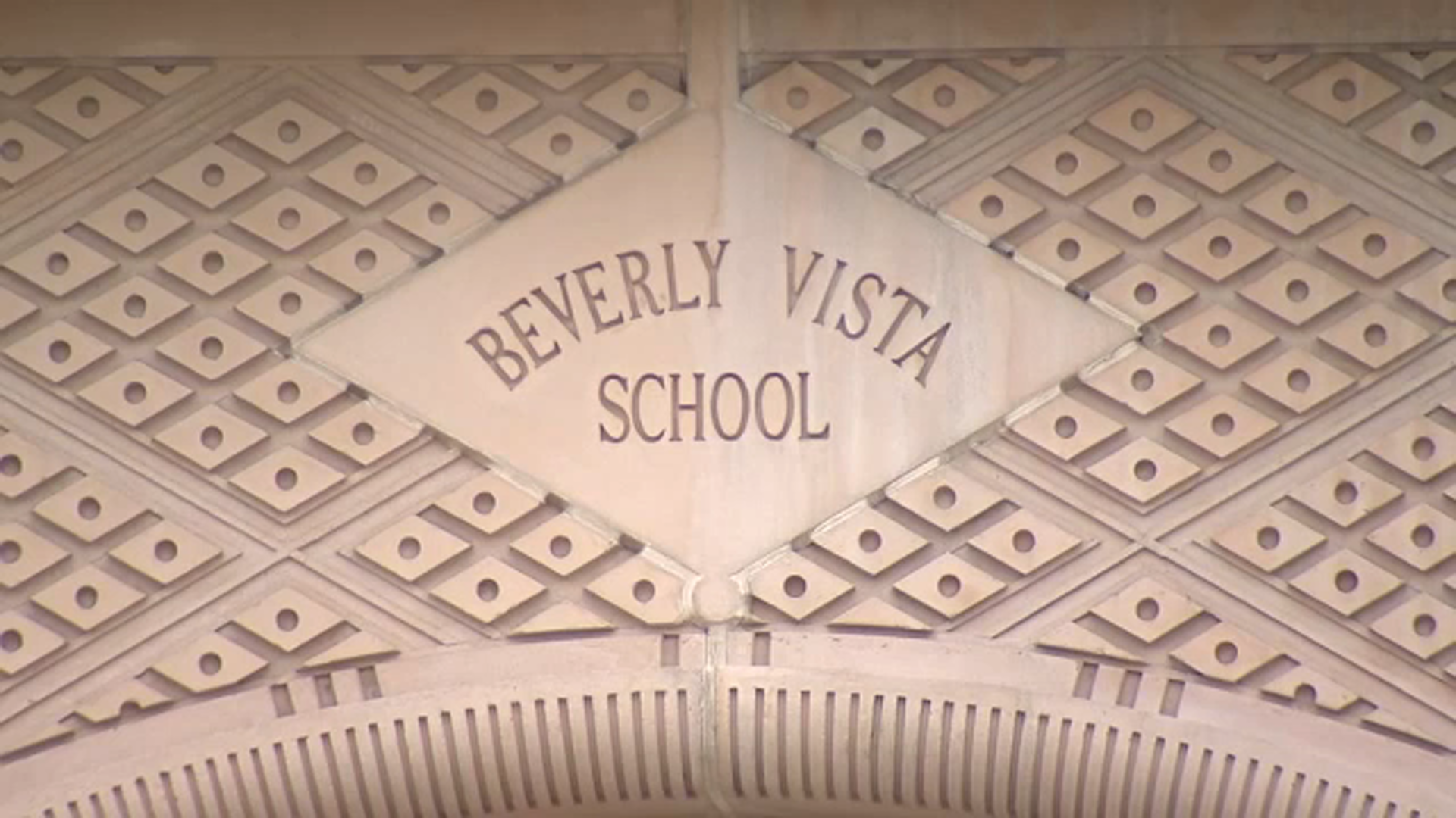 Alumnos de Beverly Hills crearon fotos de compañeros desnudos con IA