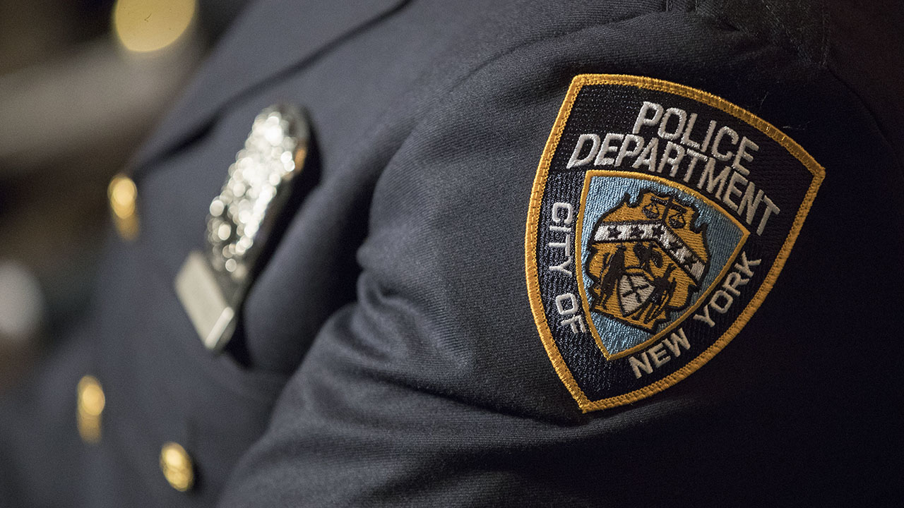 Video shows NYPD lieutenant and officer help save 25-year-old woman from jumping off Brooklyn Bridge - Vimarsana News