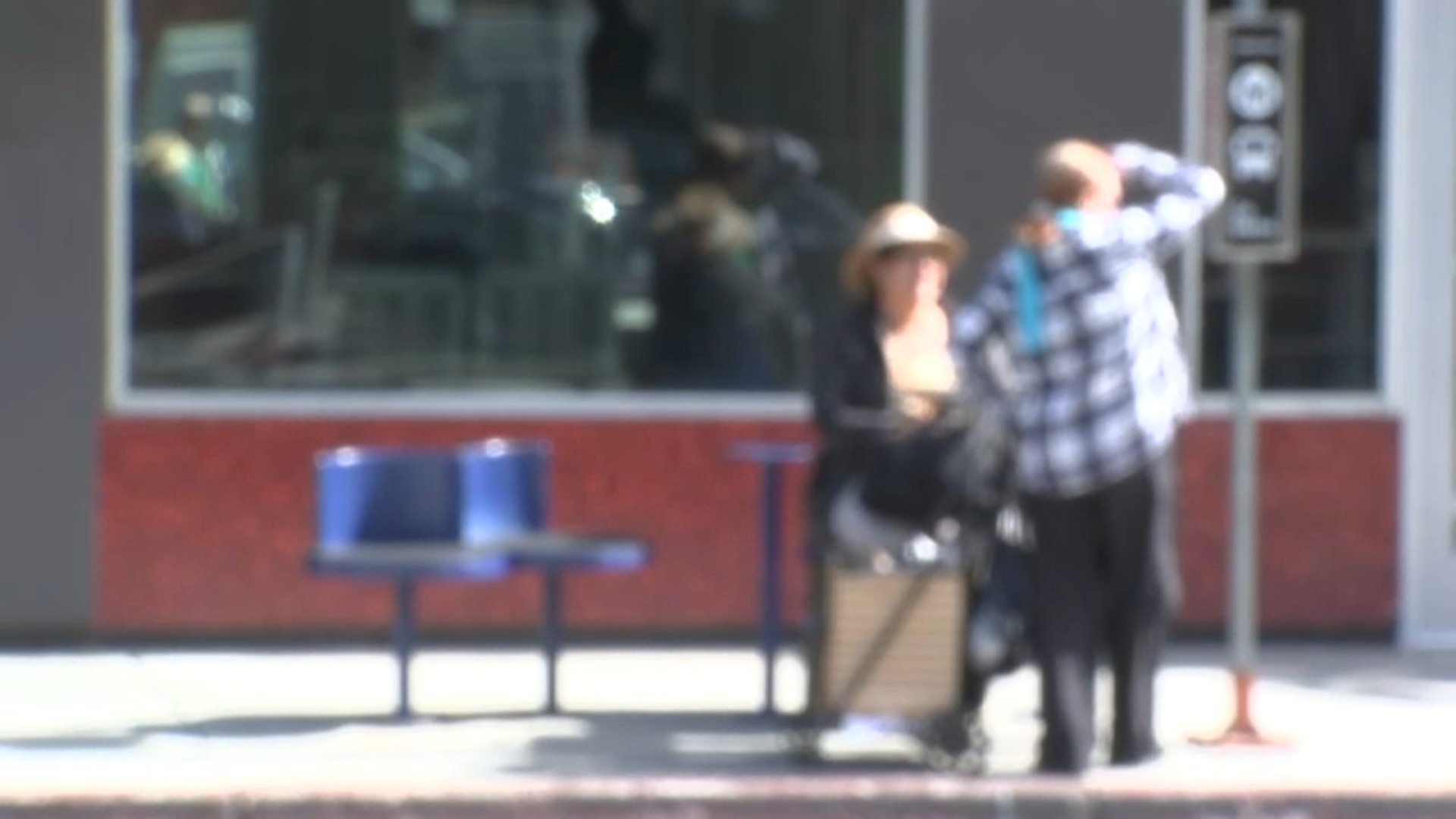Arrestan a hombre que atacó a niña de 6 años en parada de autobús