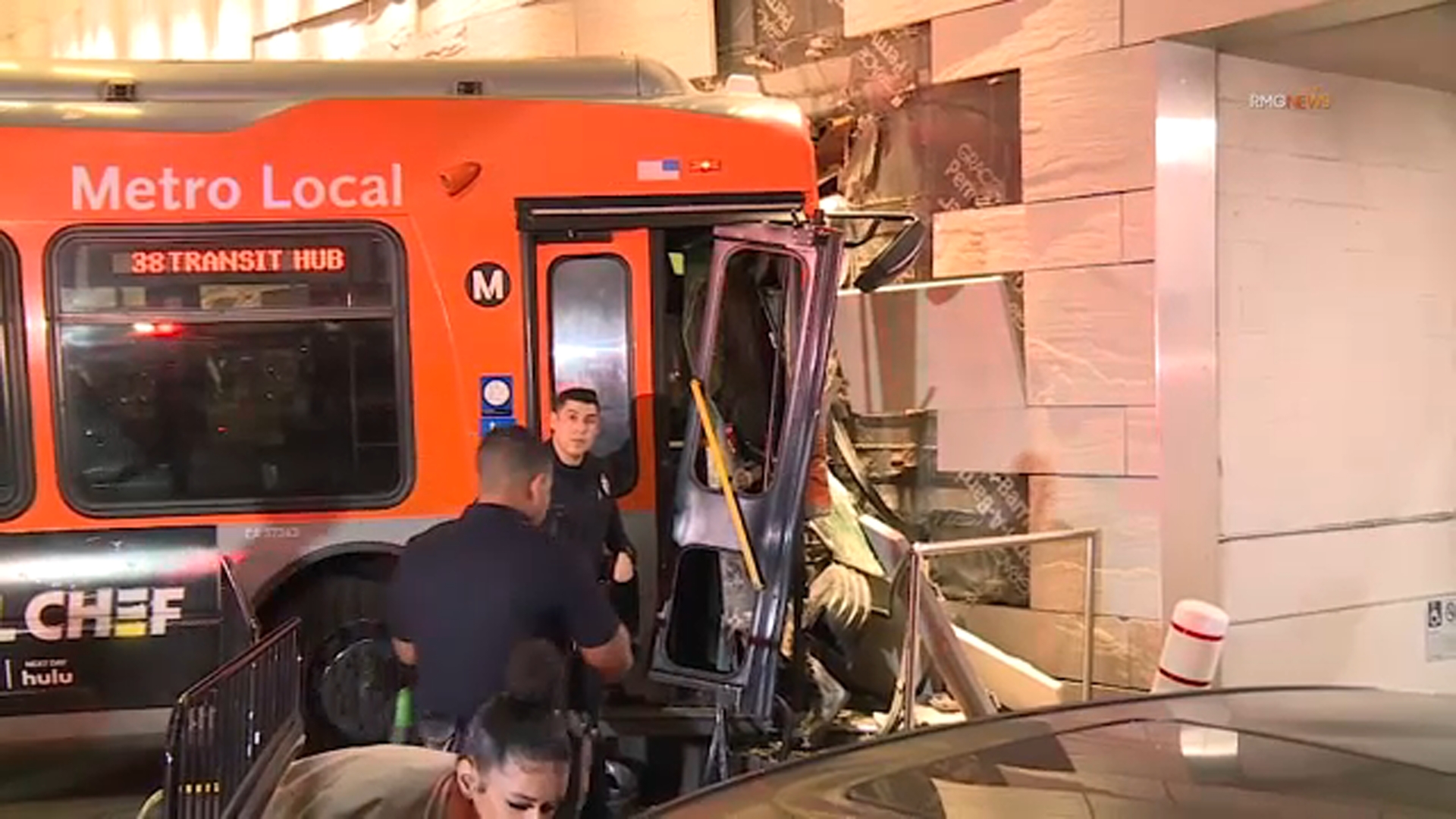 Roban autobús de Metro a punta de pistola en el centro de Los Ángeles
