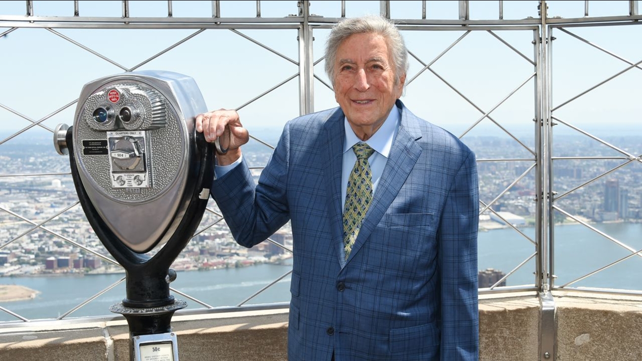 Tony Bennett S 90th Birthday Celebrated With Empire State Building Light Show Abc7 New York