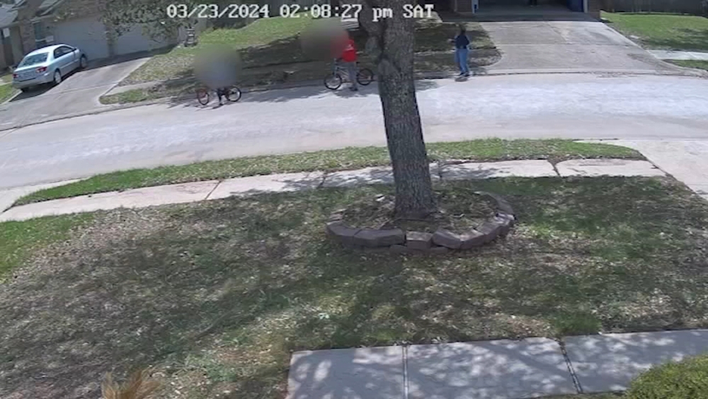 Woman in serious condition after being stabbed by 2 children in NW Harris County, HCSO says