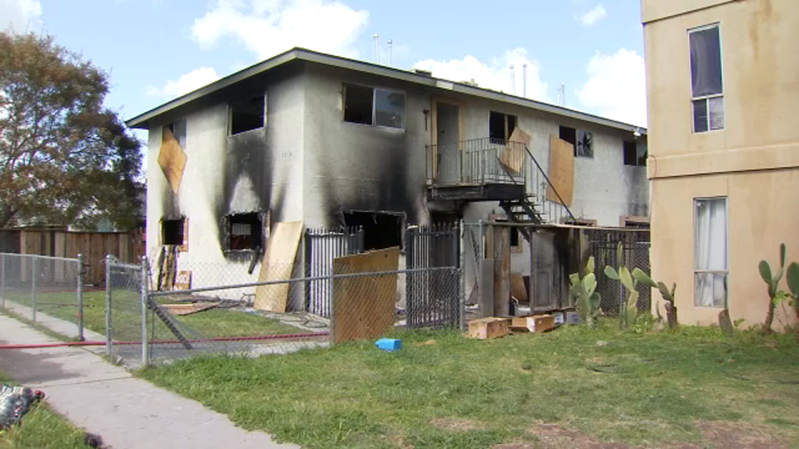 Firefighters contain fire at abandoned building in central Fresno