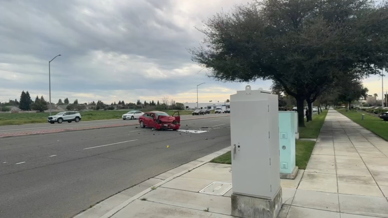 Driver killed, 1 hospitalized after car crash in Clovis, police say