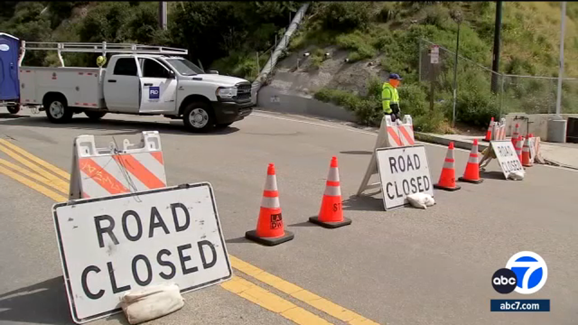 Cierran Topanga Canyon por temor a nuevos deslizamientos de tierra