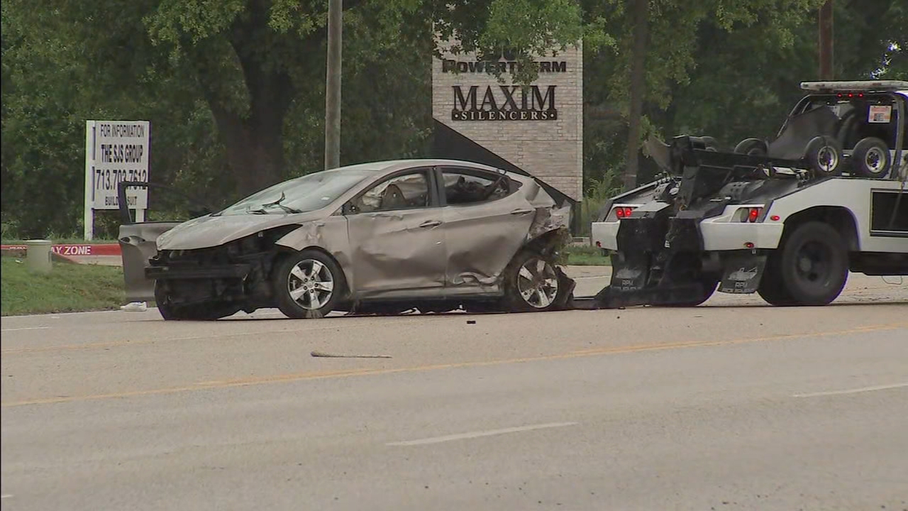 2 ejected, in critical condition after car crashes into utility poles in NW Harris County, HCSO says