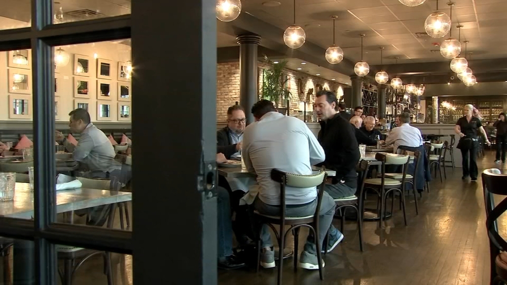 IL lawmakers consider phasing out lower min. wage for tipped workers