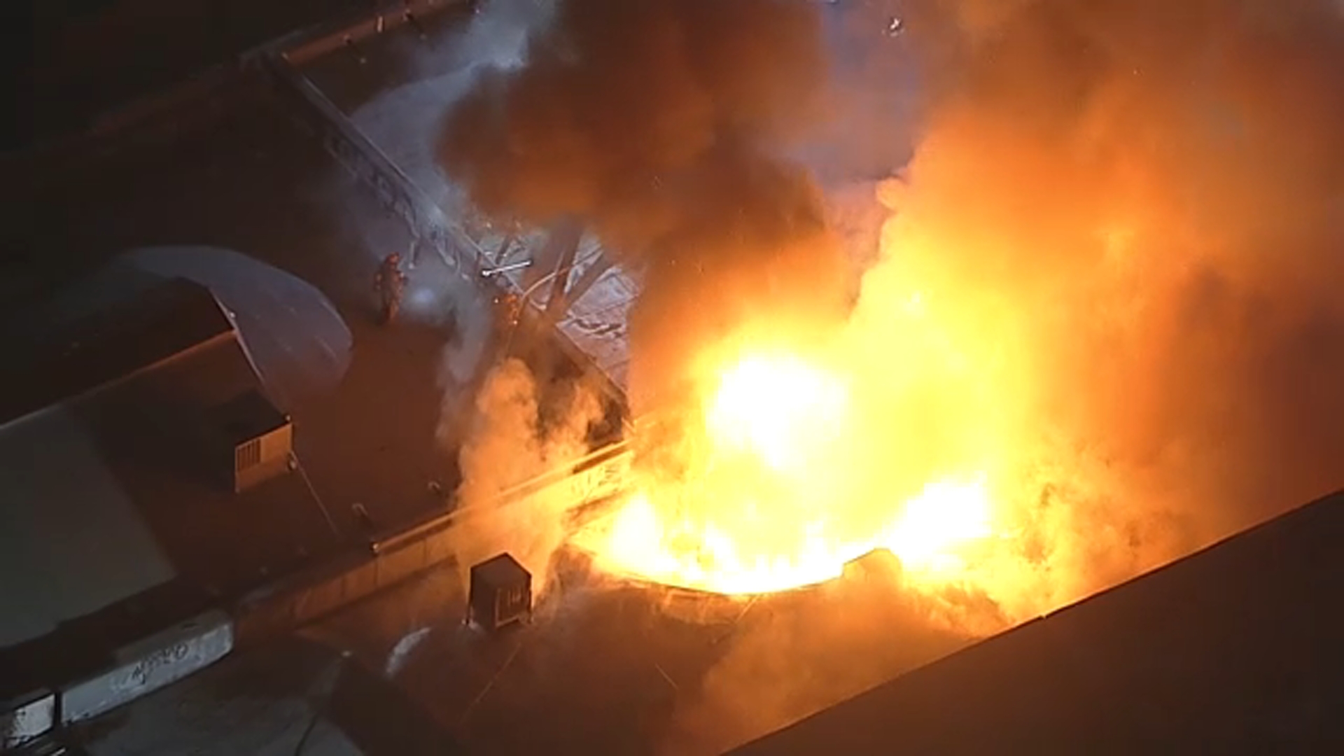 Bomberos luchan contra gran incendio en el centro de Los Ángeles