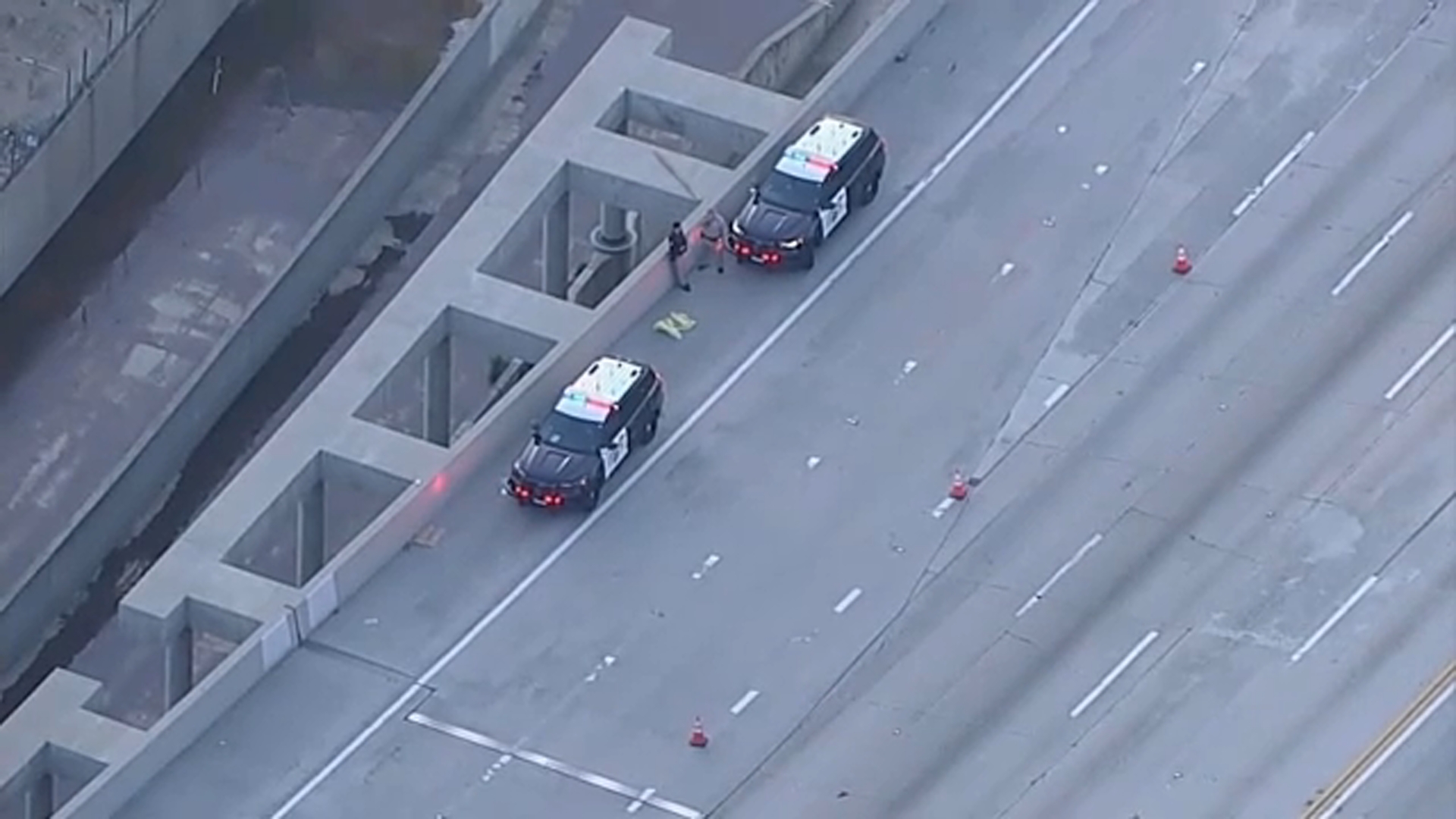 Muerte de bebé en autopista vínculada con homicidio en Woodland Hills 