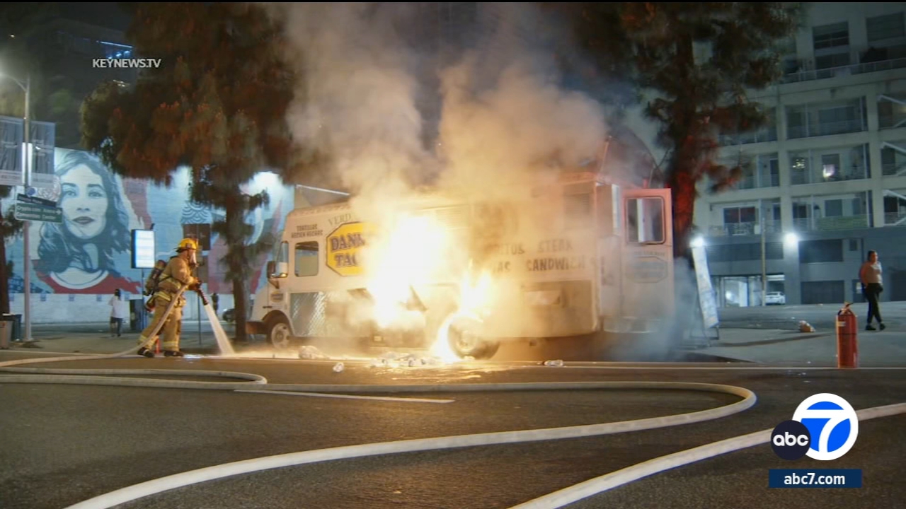Incendio daña un camión de tacos en el centro de Los Ángeles