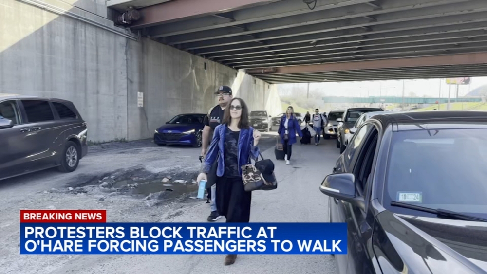 
Pro-Palestinian protesters block traffic into O'Hare