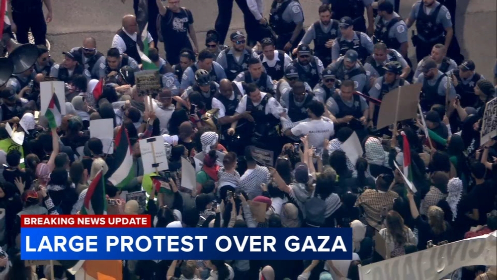 Pro-Palestinian protesters close Wacker Drive at rush hour