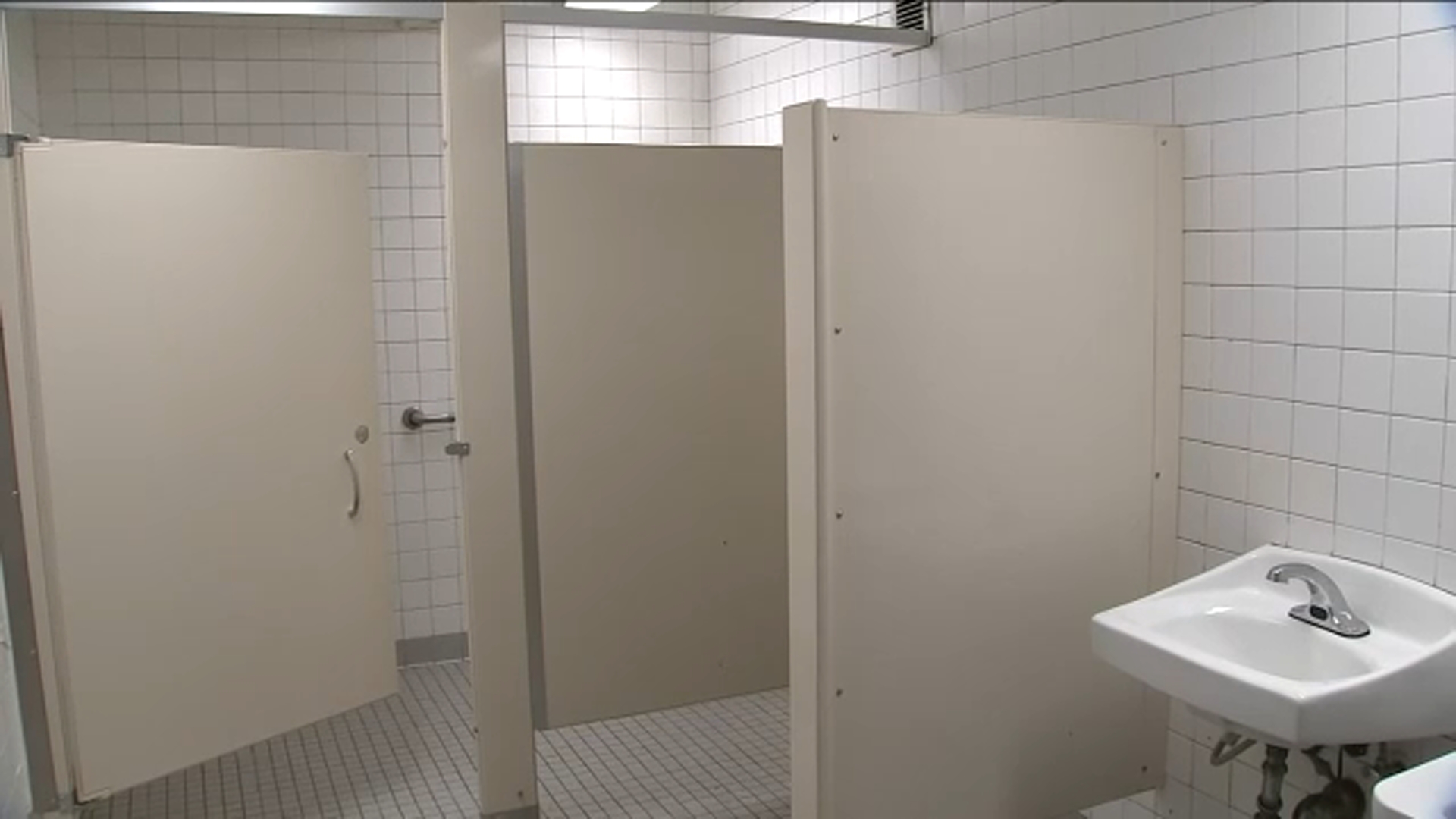 NYC subway bathrooms: Manhattan borough president urges MTA to raise  awareness about restrooms - ABC7 New York, image size:1920x1080