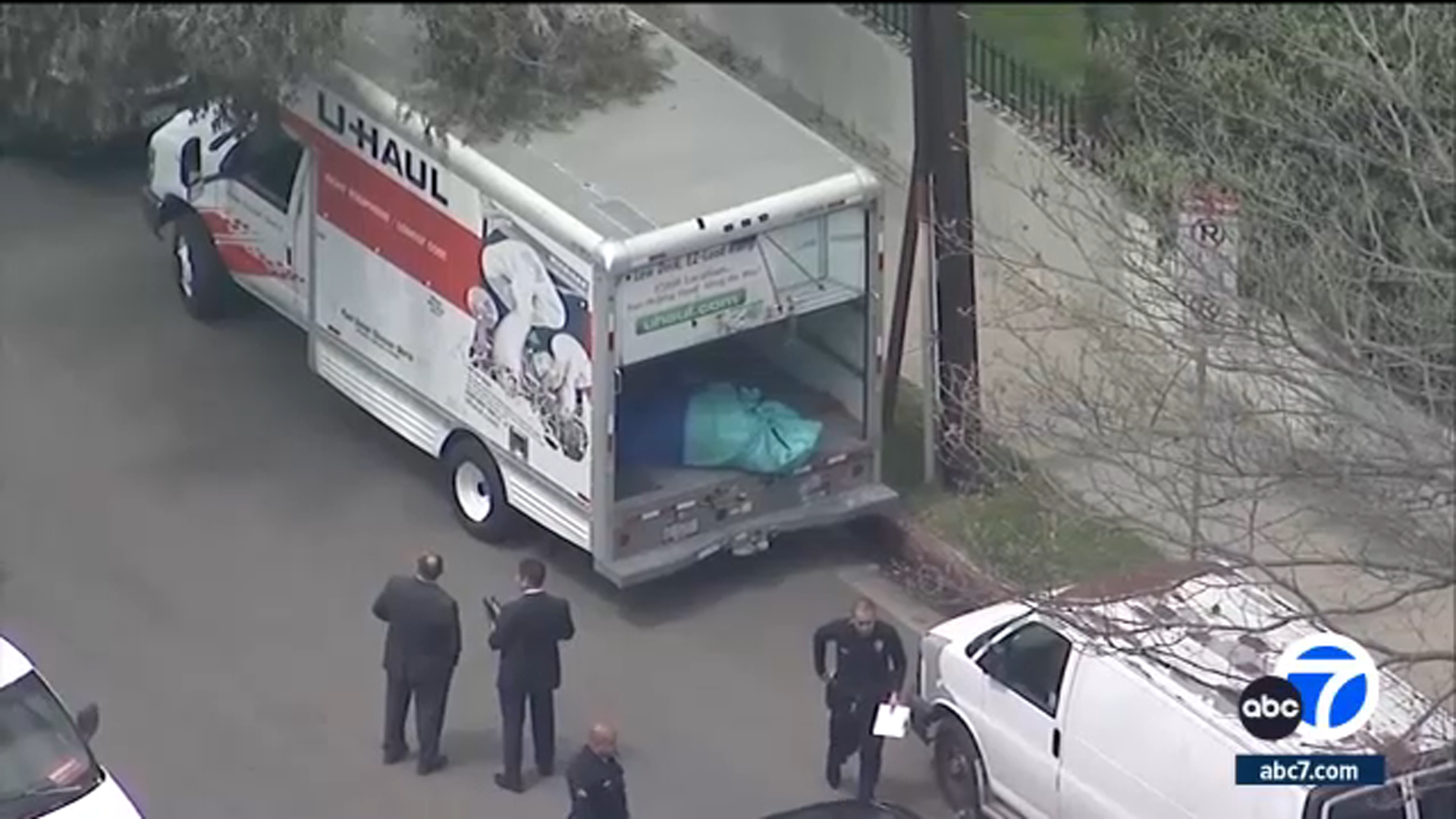 Médico forense identifica cuerpo encontrado en un camión U-Haul