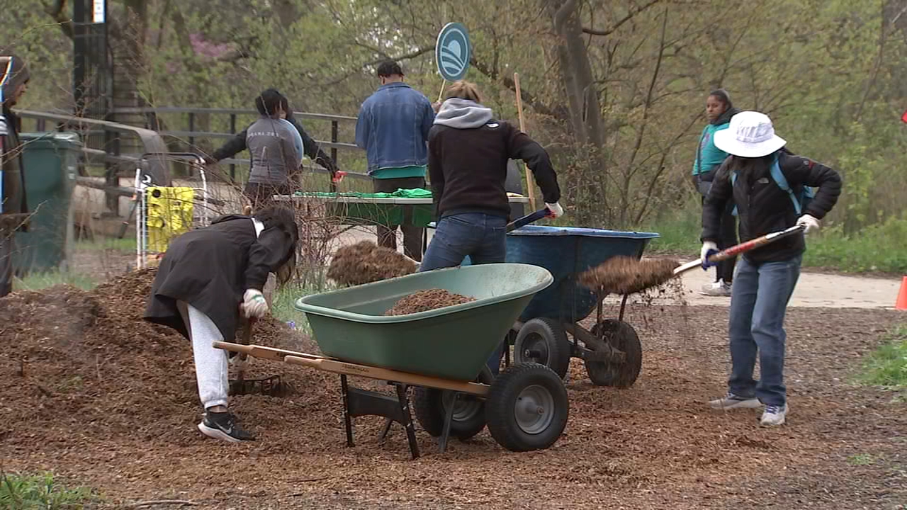 Volunteers across Chicago participate in Earth Day weekend cleanups