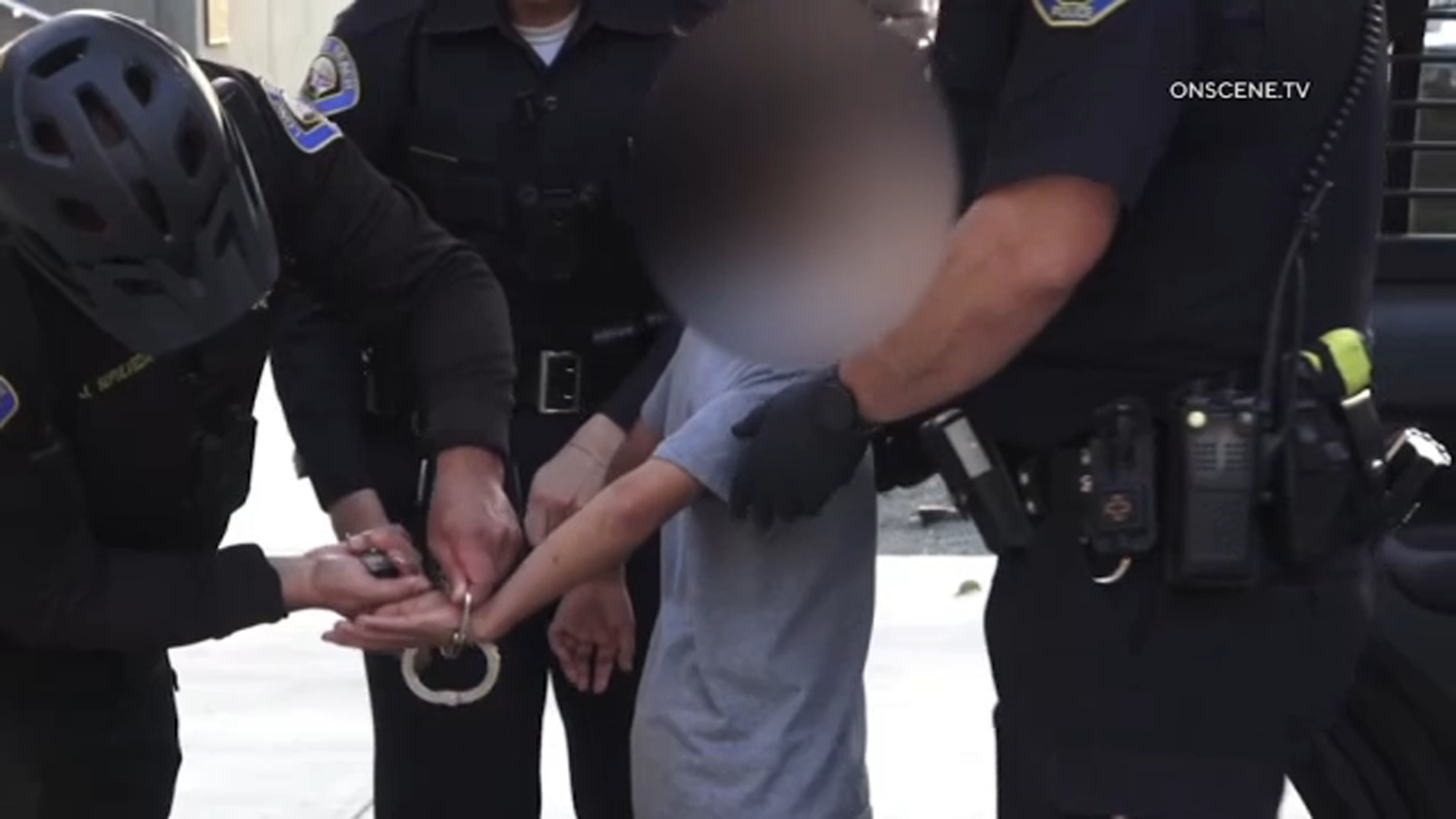 Acusan a 3 jóvenes de golpear a un hombre tras disputa en Long Beach